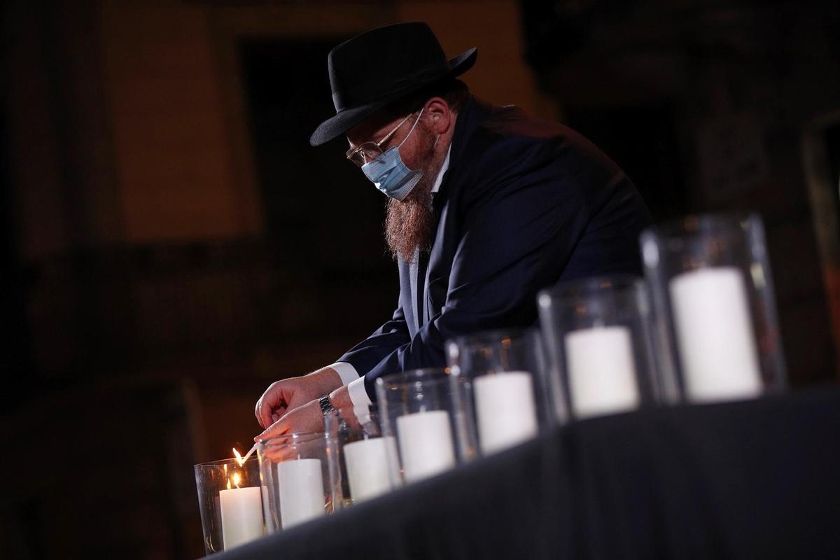 El director del centro Jabad Lubavitch Barcelona, David Libersohn, participa en el encendido de velas este miércoles en la plaza Sant Jaume de Barcelona, durante el acto de conmemoración del Día Internacional en Memoria de las Víctimas del Holocausto, en la que también se interpretó El malei rachamim, plegaria judía por los difuntos.