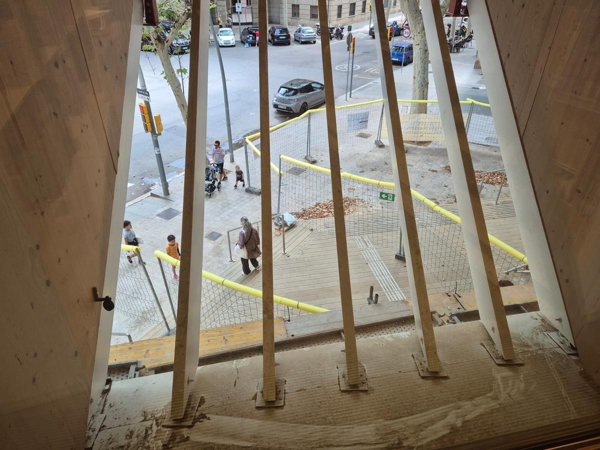 Las vallas de las obras de la biblioteca Gabriel García Márquez, vistas desde el interior del centro, en Barcelona.