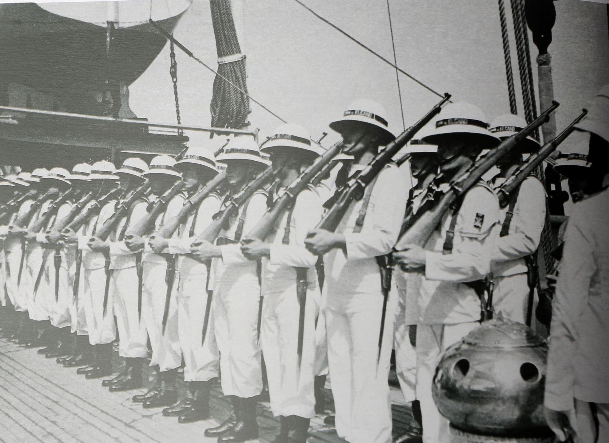 Una travesía fotográfica al pasado de la Marina española de casi cien años de navegación