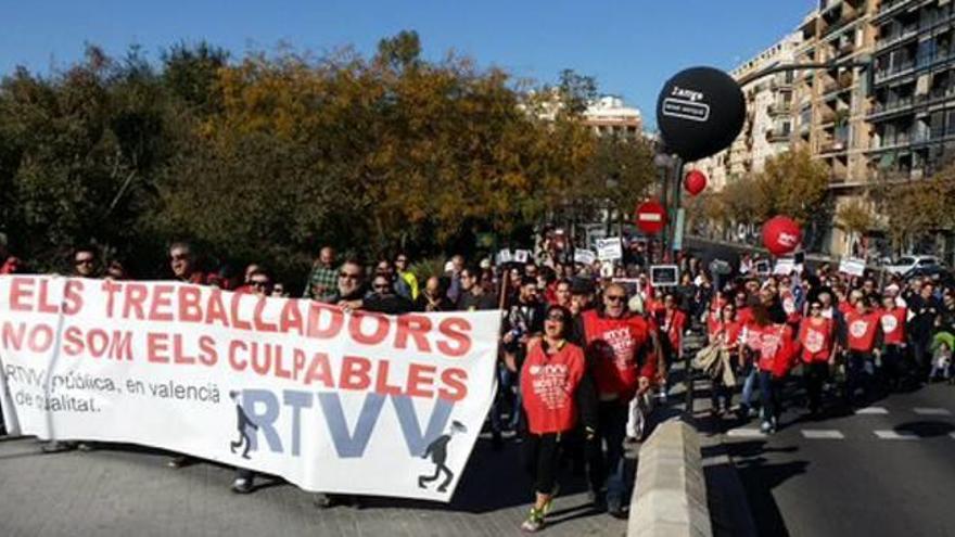 Los extrabajadores exigen reabrir ya RTVV y acusan al Consell de engañarles
