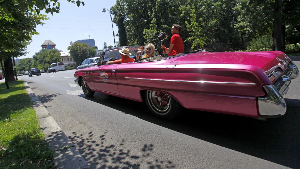 Un conductor de uber lleva en un coche rosa a las fans de Barbie hasta la premiere de la película.