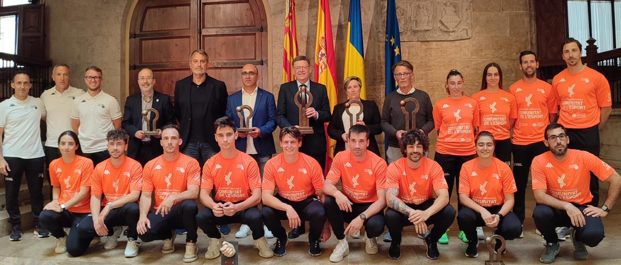 Gran foto de família al Palau de Presidència de la Generalitat Valenciana, amb Ximo Puig, jugadors, jugaddores, cos tècnic i autoritats.