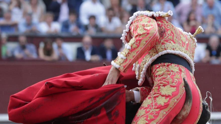 El torero Francisco Espada sufre una espeluznante cogida en Las Ventas