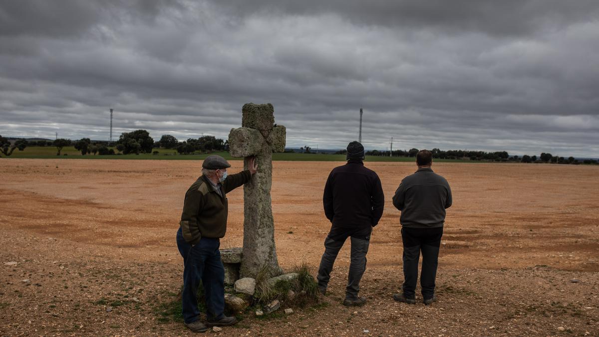 Los hermanos Cangueiro con su padre observan la explanada donde levantarán las naves de pollos