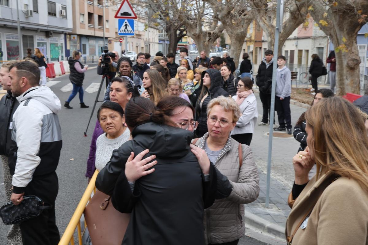 Gritos y mucha tensión al pasar el vehículo con el detenido por delante de la casa del niño asesinado en Sueca
