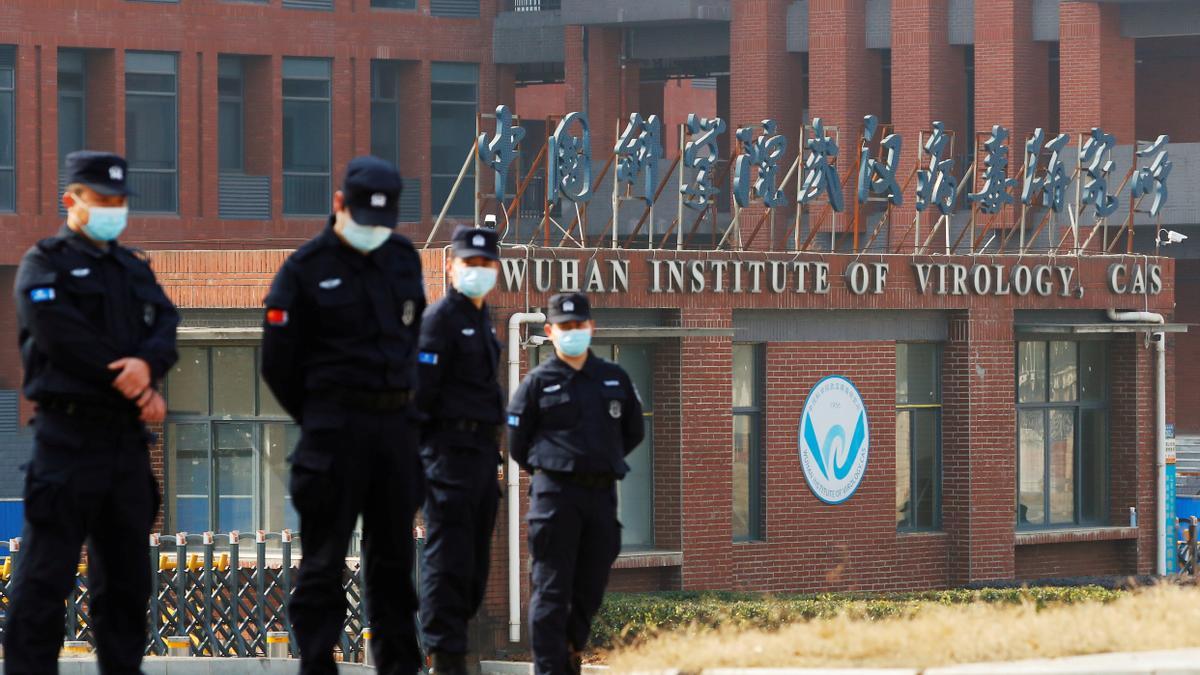 Policías chinos, ante la entrada del laboratorio de virología de Wuhan.