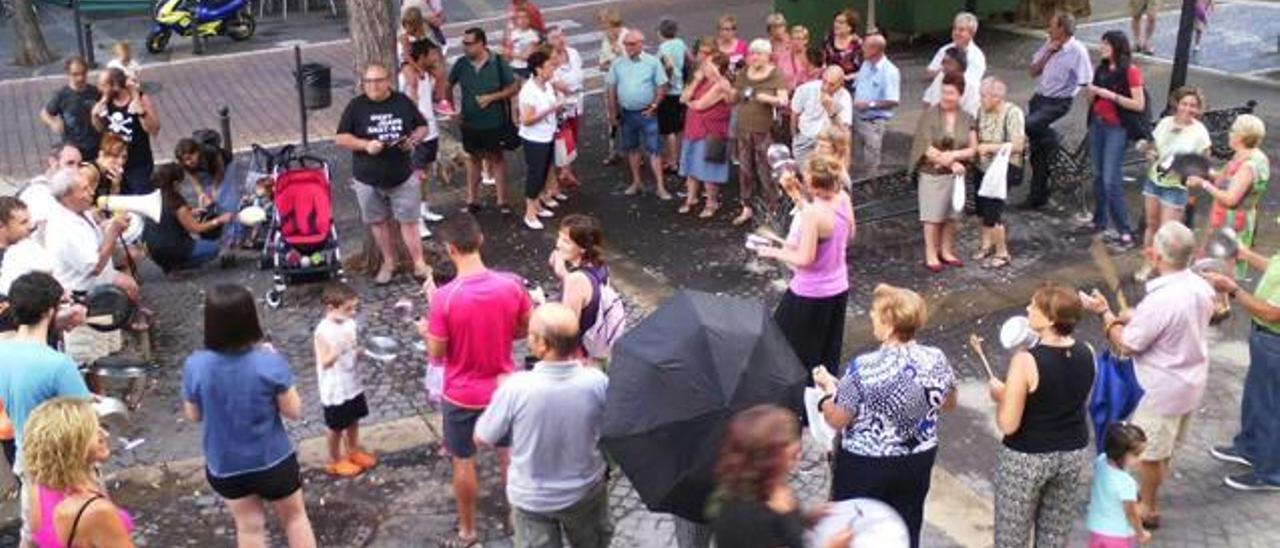 Vecinos de Altura protestan contra la antena de telefonía con una «cacerolada»