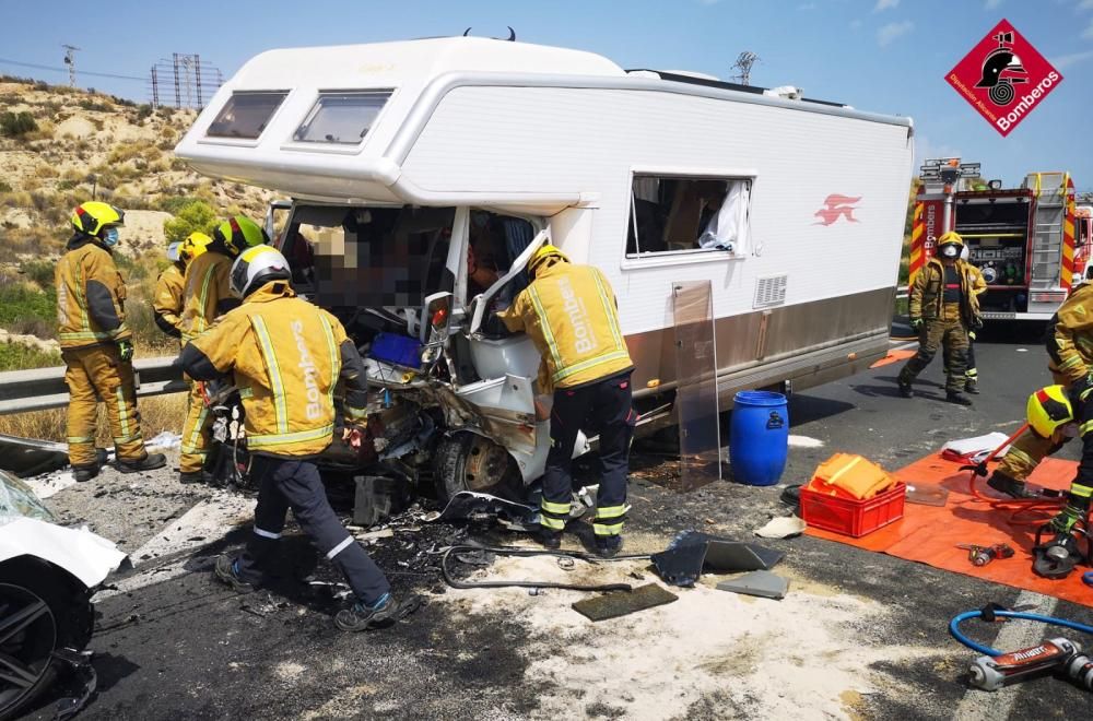 Un turismo ocupado por tres jóvenes invadió el carril contrario y chocó contra una autocaravana en la que viajaba una pareja.