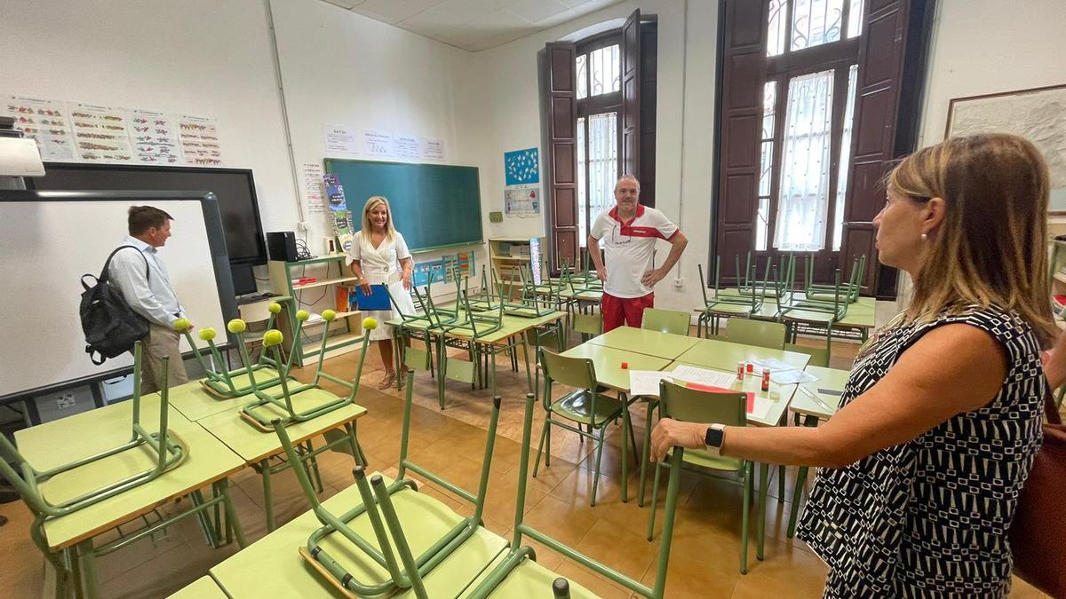 Visita de la concejala de Murcia Belén López a un colegio de Murcia.