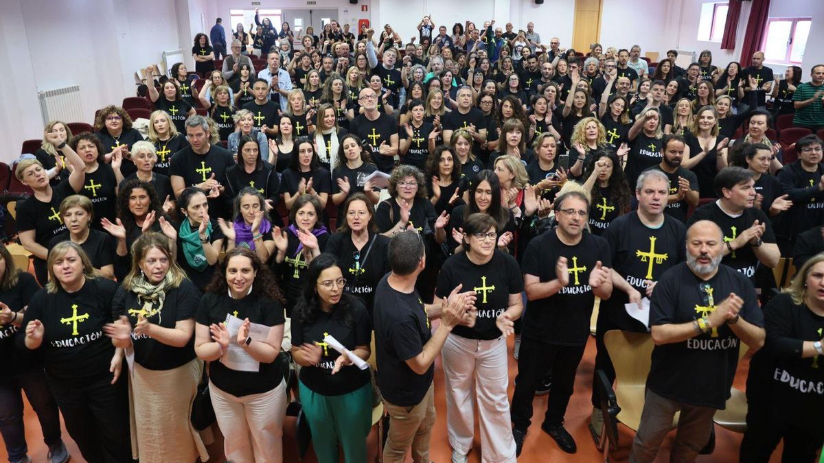 Profesores que asistieron al acto reivindicativo de los directores de colegios públicos, ayer, en el salón de actos del IES La Ería, en Oviedo. | MARIO CANTELI