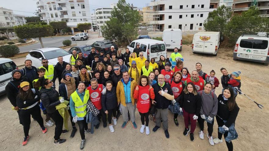 En el centro, los concejales Jorge Nacher y Neus Mateu, con un grupo de voluntarios. | ASA