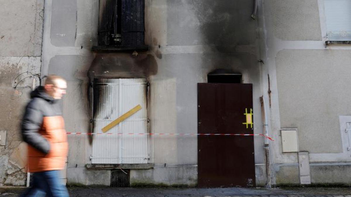 Un hombre pasa frente a la casa donde una madre y sus siete hijos murieron en un incendio en Charly-sur-Marne , norte de Francia, el 6 de febrero de 2023.