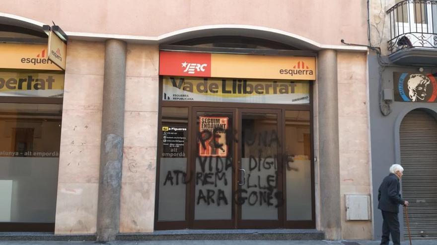 La pintada ocupa tot el vidre de la porta principal.