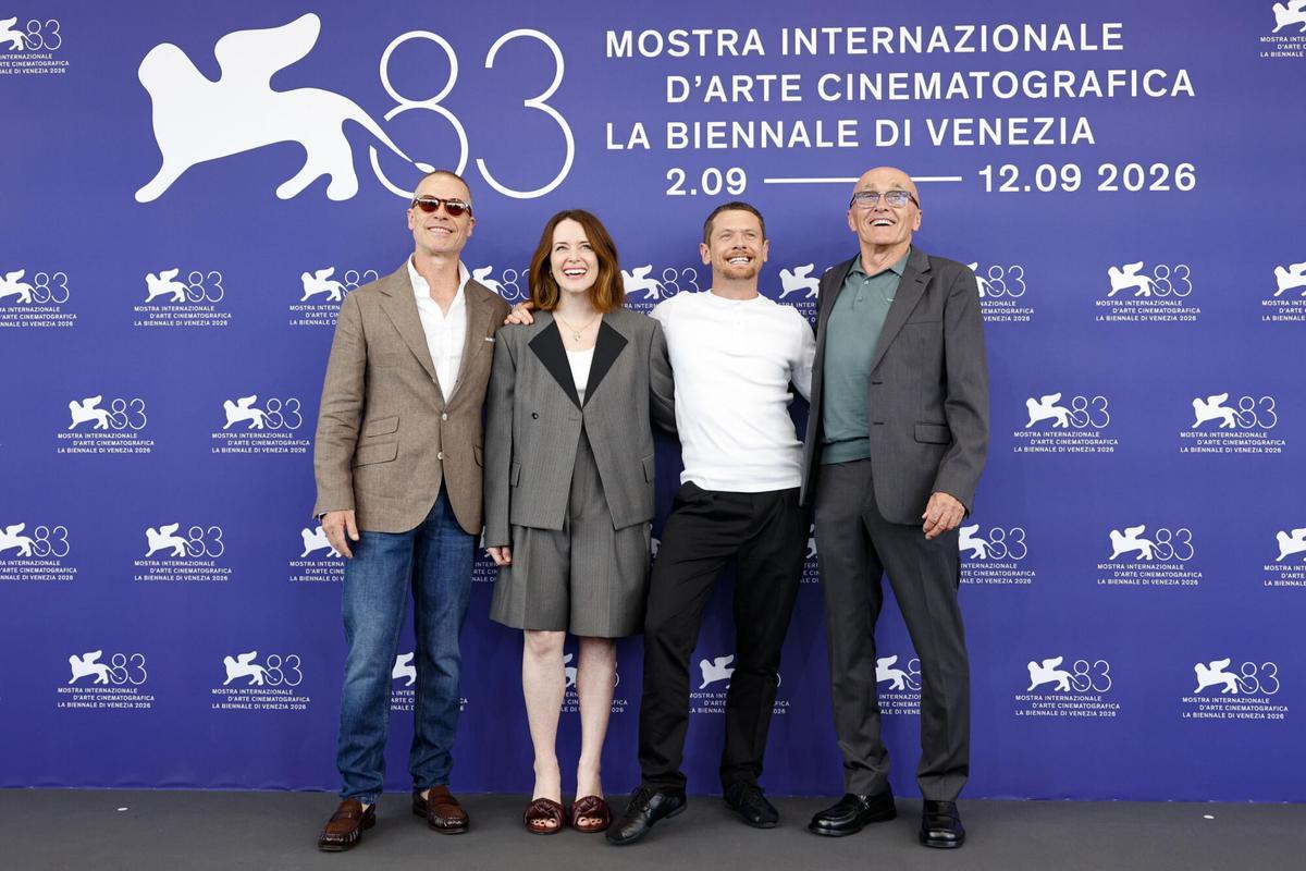 (I-D) el actor australiano Guy Pearce, la actriz británica Claire Foy, el actor británico Jack O'Connell y el director británico Danny Boyle posan en el photocall de 'Ink' presentada en la sección oficial 'Venezia 83' en el Festival Internacional de Cine de Venecia.