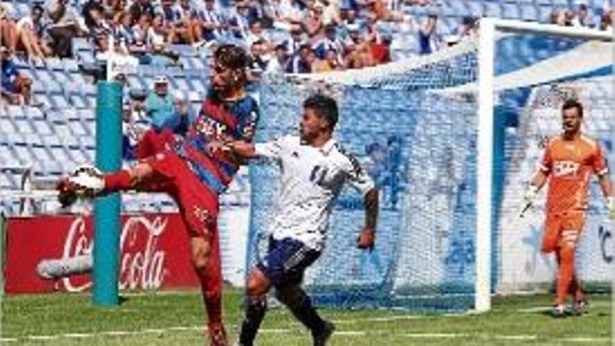 Alcalá rebutja una esfèrica davant Braulio, al partit al Colombino.