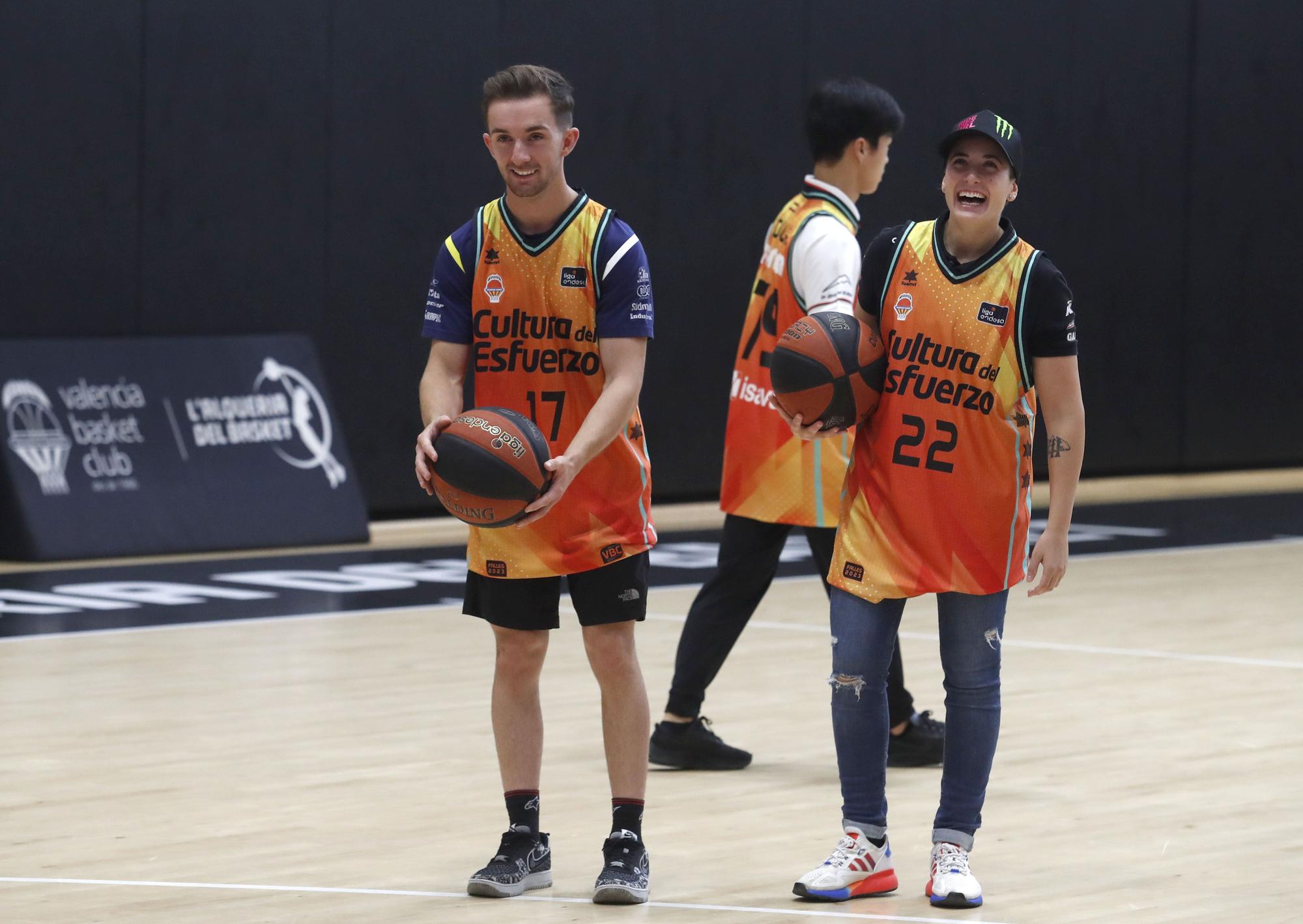 Los pilotos del Mundial de Motociclismo juegan a baloncesto en L´Alqueria del Basket