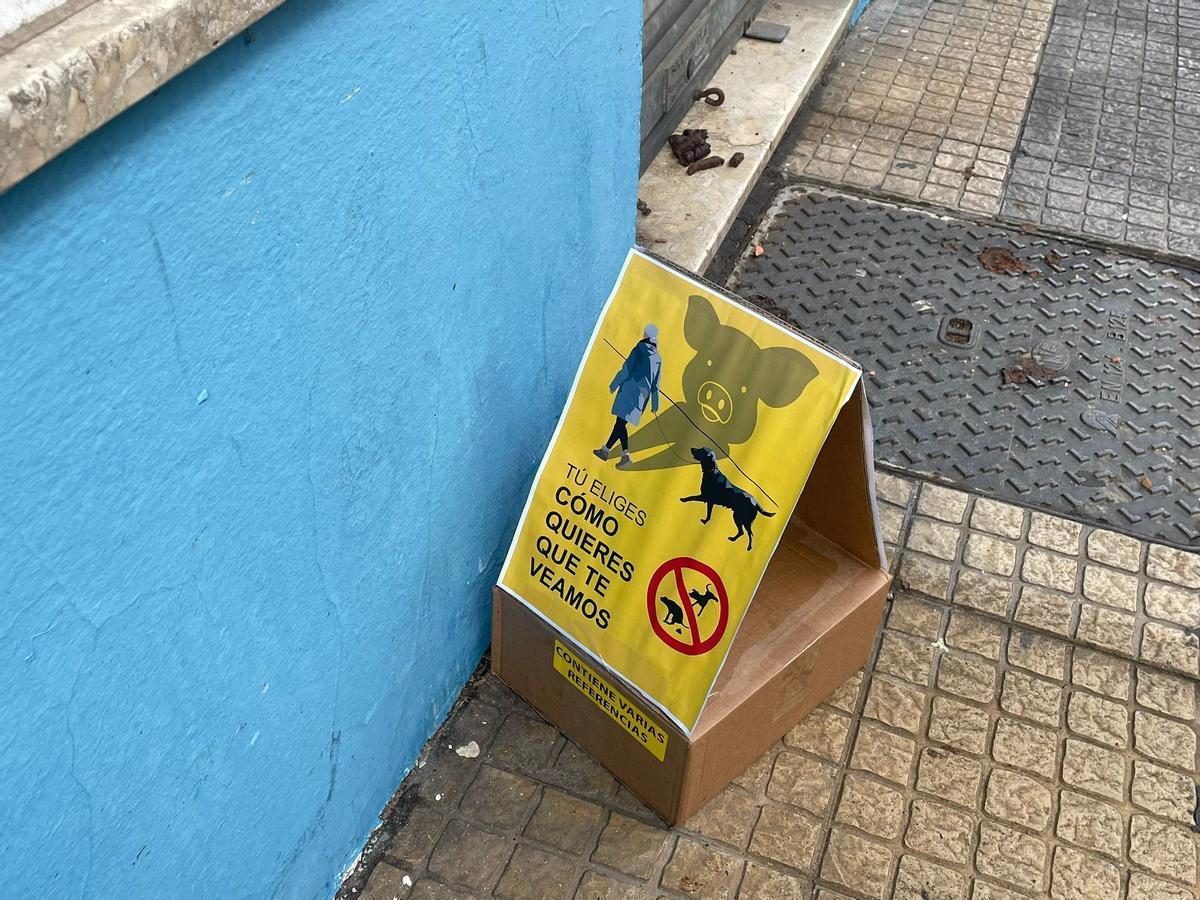 Cartel denuncia en la calle Obispo Jesús Domínguez