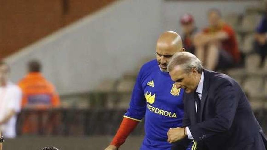 Óscar Celada, médico de la selección española, se dispone a atender a Morata en un partido frente a Bélgica.