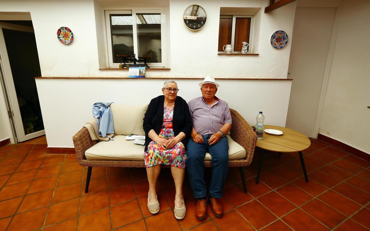 La casa de María Jesús durante la riada y un año después.
