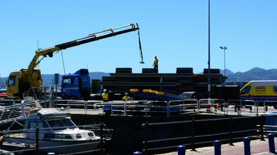 Trabajos de retirada y colocación de nuevos fingers en el puerto deportivo de Cangas. // Gonzalo Núñez