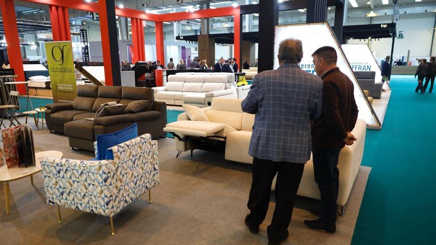 Numerosos visitantes en la Feria del Mueble de Zaragoza