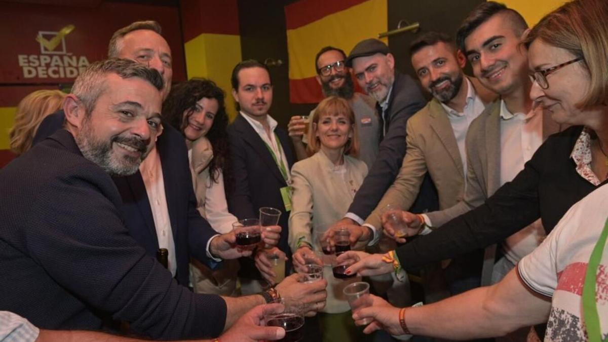 Celebración de Vox Elche en la noche electoral.