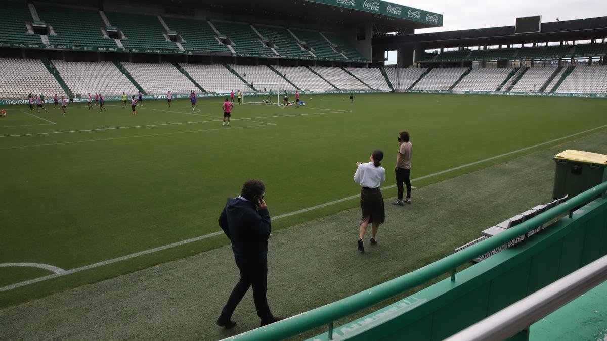 González Calvo habla por teléfono durante el entrenamiento del Córdoba CF, ayer, en El Arcángel.