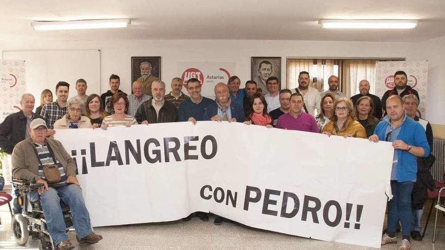 Los militantes de Langreo, con una pancarta de apoyo a Pedro Sánchez.