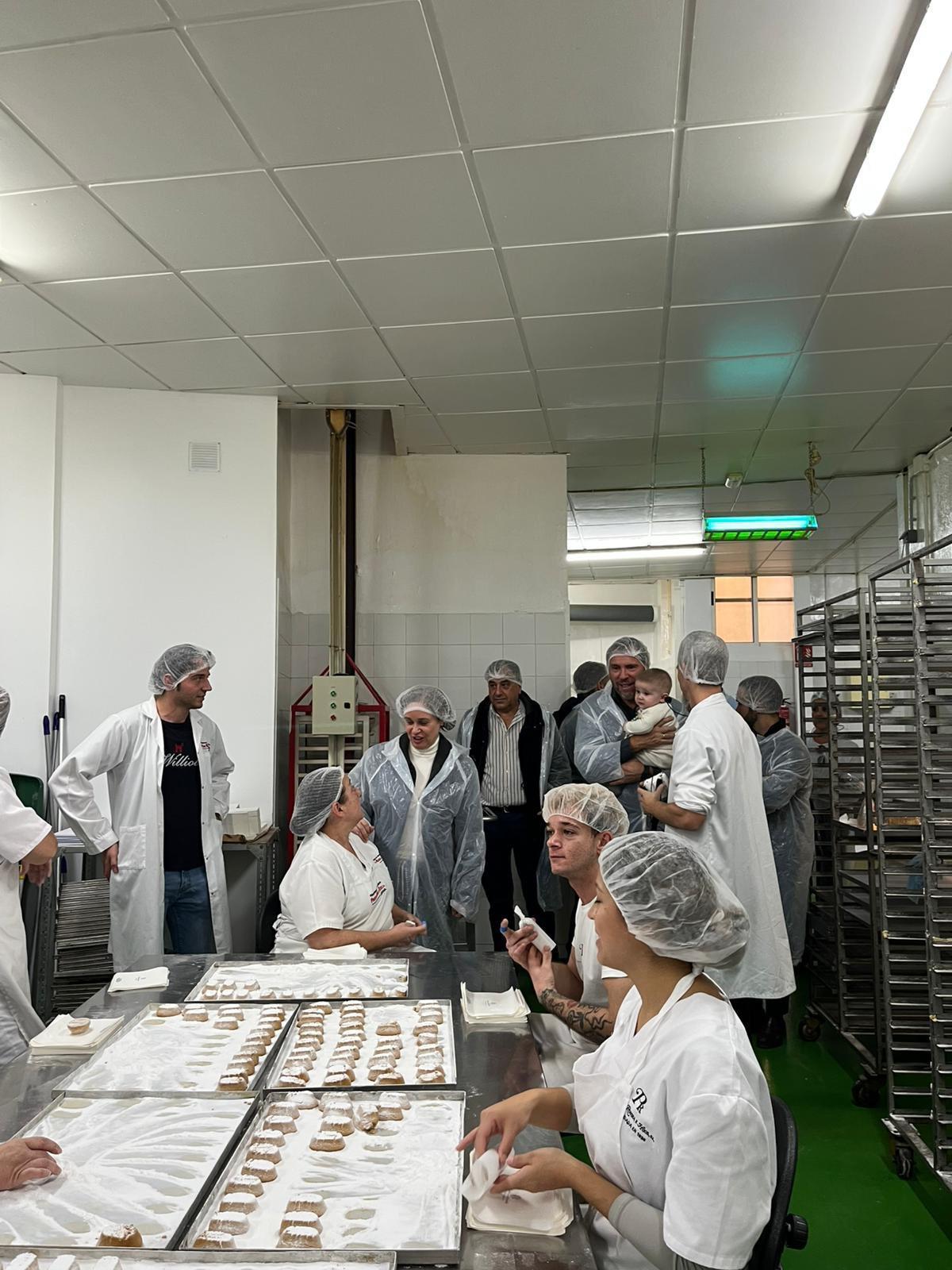 Visita de Óscar Puente a una de las fábricas de Xixona