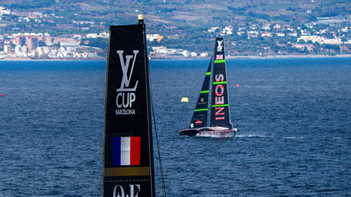 Los AC75 de los franceses y británicos, preparados para competir en el último día de las 'round robin' de la Louis Vuitton Cup, este domingo.