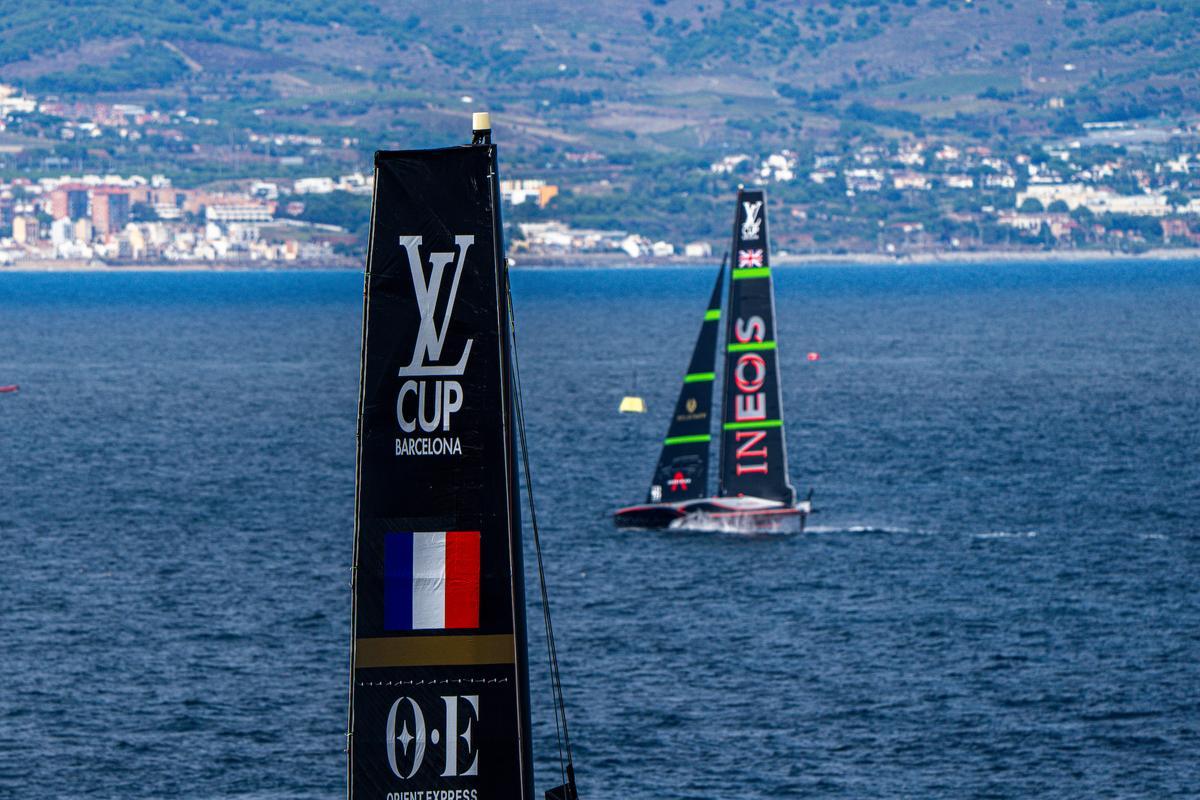 Los AC75 de los franceses y británicos, preparados para competir en el último día de las 'round robin' de la Louis Vuitton Cup, este domingo.