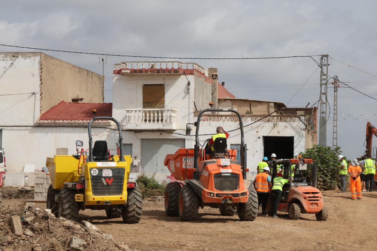 Maquinaria y operarios reunidos antes de comenzar el derribo.