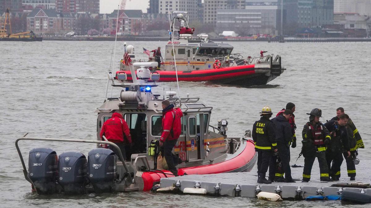 Servicios de Emergencia trabajan en el rio Hudson de Nueva York para rescatar los restos del helicóptero siniestrado. Foto: Milo Hess/ZUMA Press Wire/dpa