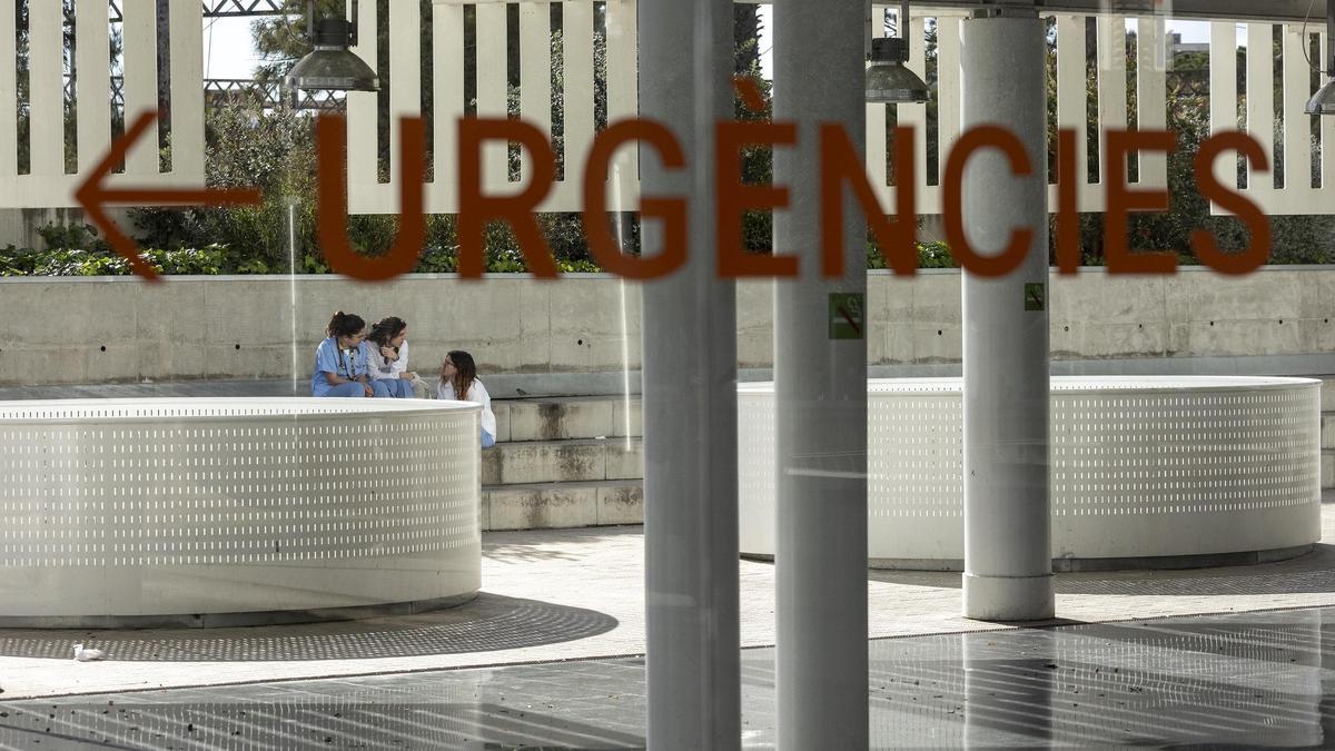 Un cartel de señalización de las Urgencias en el Hospital del Mar, en Barcelona