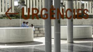Un cartel de señalización de las Urgencias en el Hospital del Mar, en Barcelona