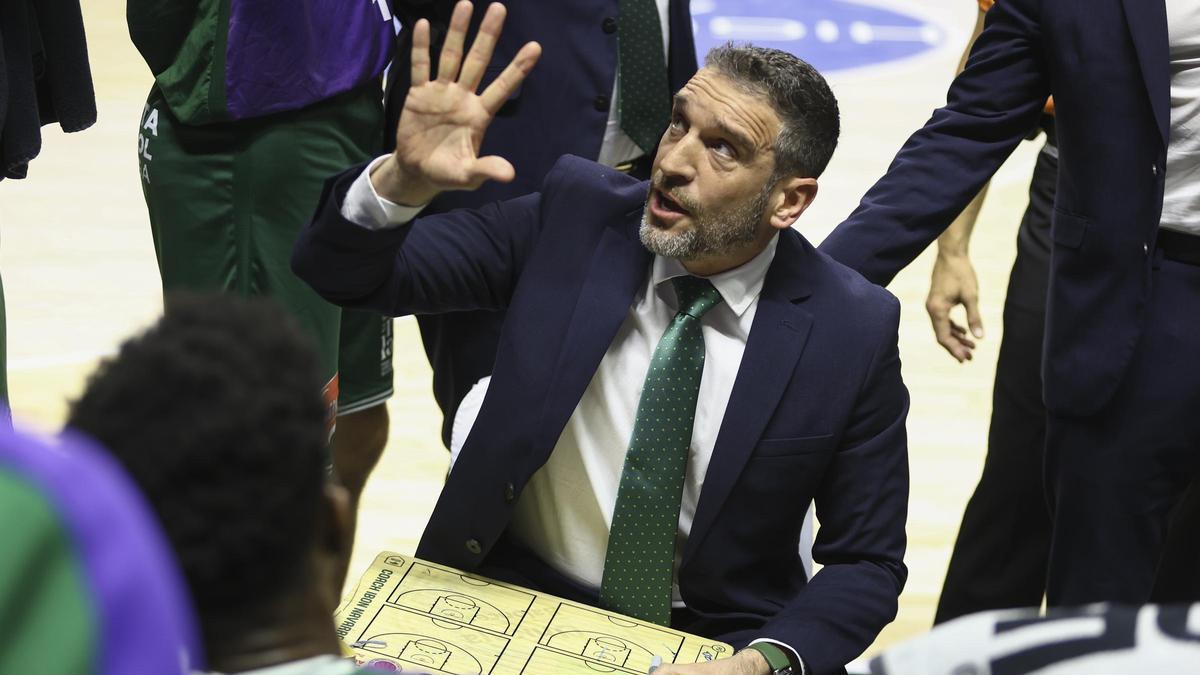 Ibon Navarro habla con sus jugadores.