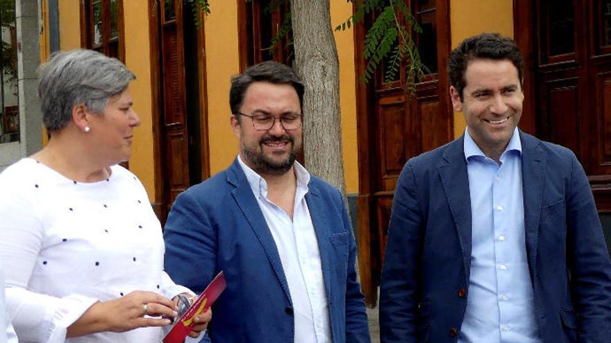 García Egea (d) durante una visita a La Palma con motivo de la campaña de las elecciones del 26M.