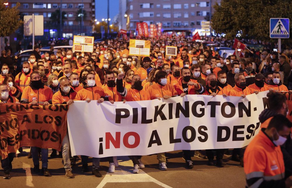 Los trabajadores de Pilkington se manifiestan, acompañados por miles de vecinos en el Port de Sagunt.