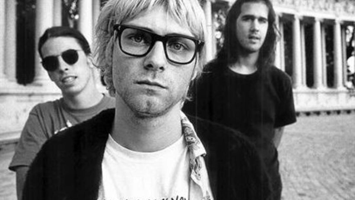 Kurt Cobain, entre David Grohl y Krist Novoselic,en una imagen de Nirvana.