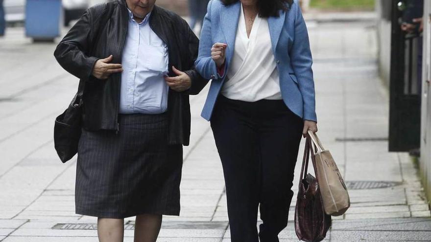 María Jesús Otero, a la izquierda, con su abogada, Ana María Muñiz, camino de la Audiencia Provincial.