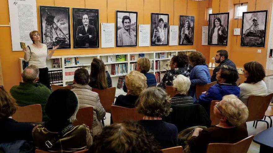 Asistentes a la inauguración de la exposición.