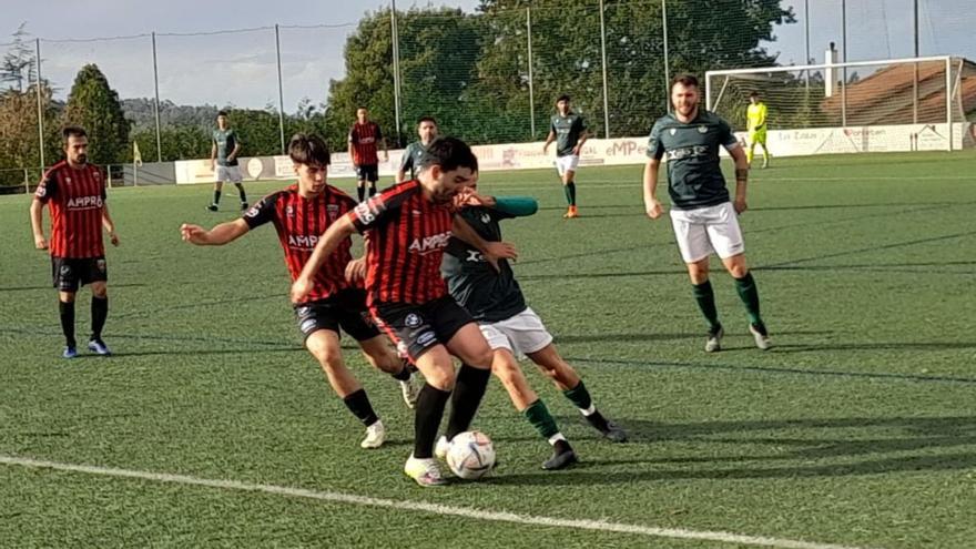 Un lance del encuentro jugado ayer en O Monte entre el San Tirso y el Lalín. |