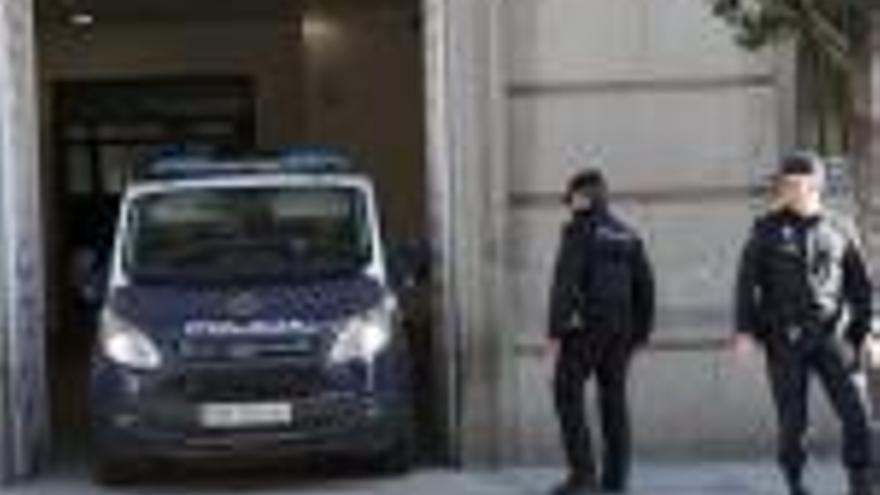 La furgoneta de la Policia Nacional amb la qual es va desplaçar els consellers.