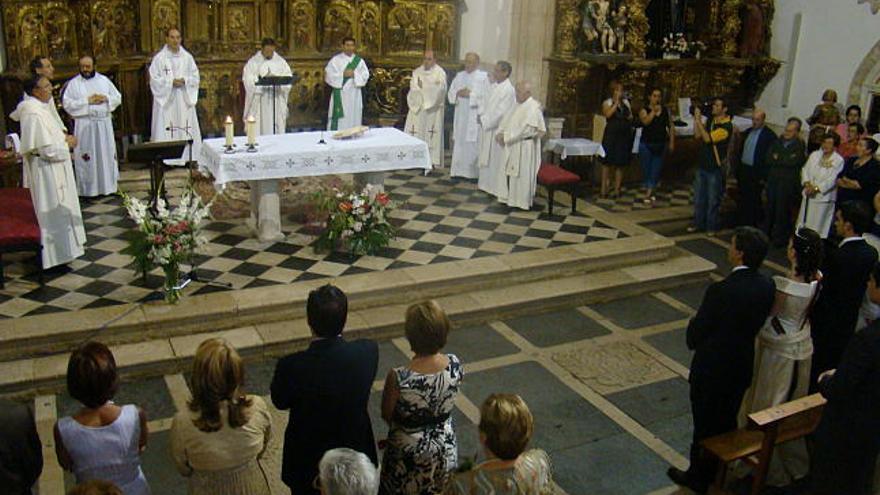 Un momento de la misa, concelebrada por once sacerdotes.