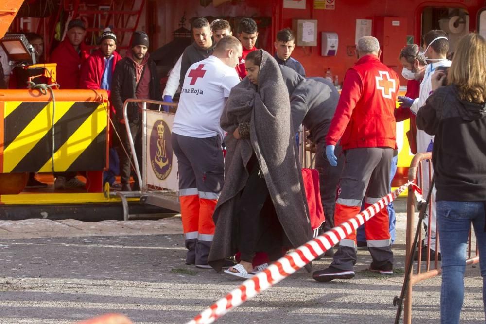 Llegada al puerto de Cartagena de los inmigrantes rescatados en el mar