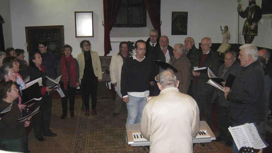 Integrantes de la agrupación musical, durante un ensayo celebrado en San Julián.