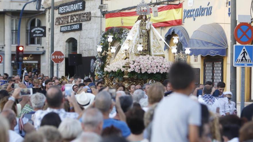 Los vecinos de Santa Pola honran a la Virgen del Carmen durante la procesión.