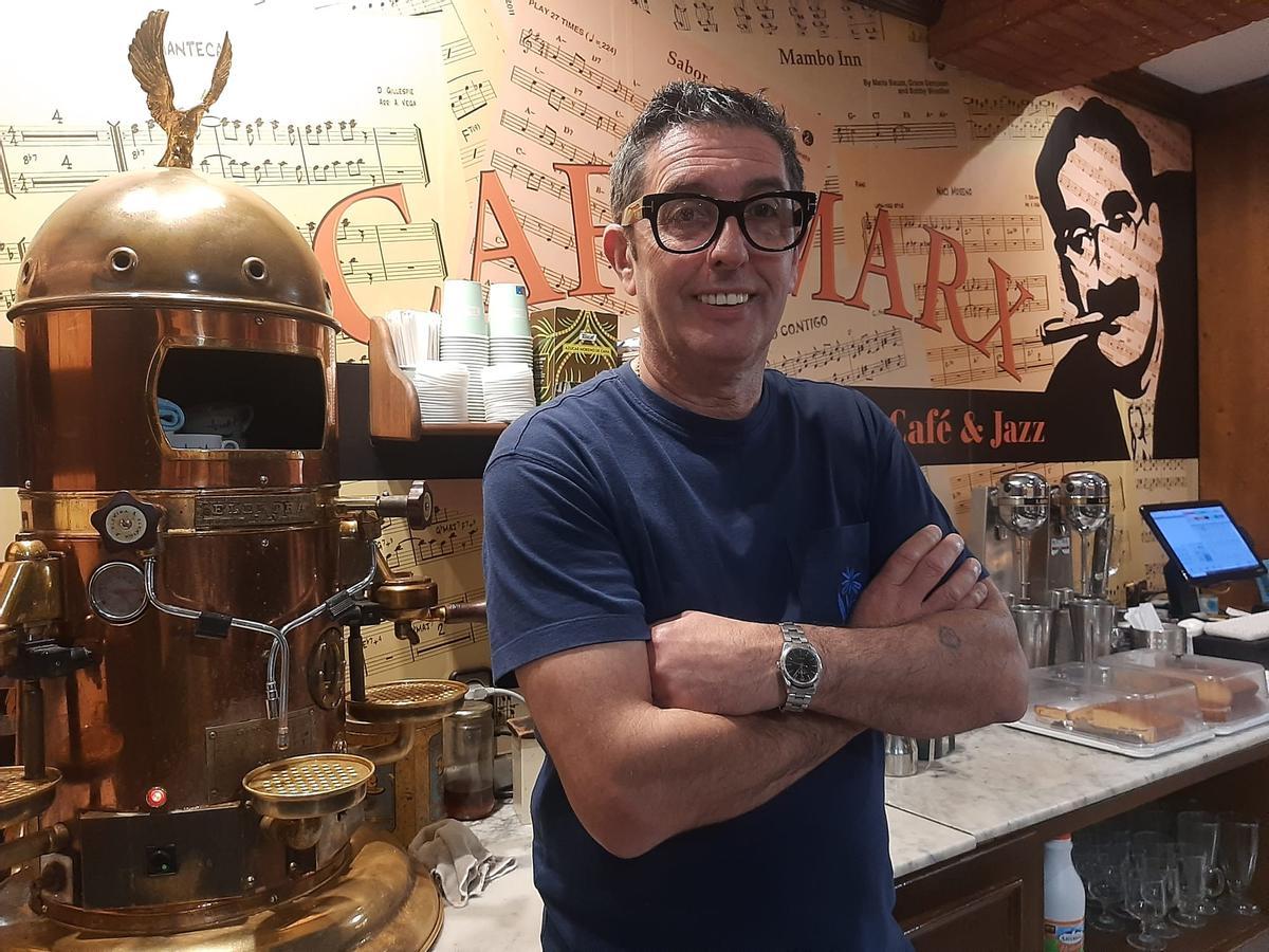 José Luis Fernández, con su cafetera italiana en el Café Marx de Lugones