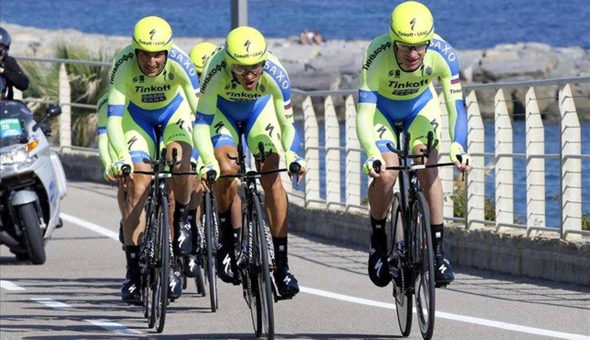 El conjunt Tinkoff-Saxo, d’Alberto Contador, en plena acció, durant la contrarellotge inaugural del Giro 2015.