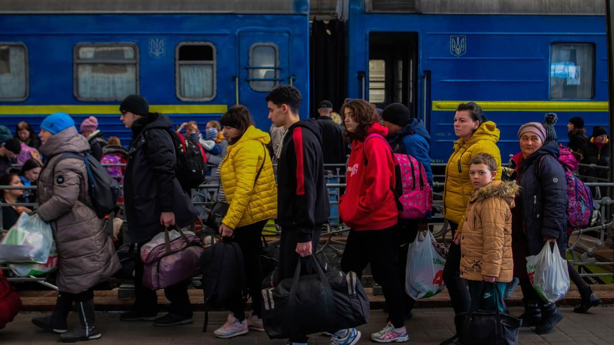 Un grupo de refugiados de Mariupol sale de la estación de tren de Lviv.